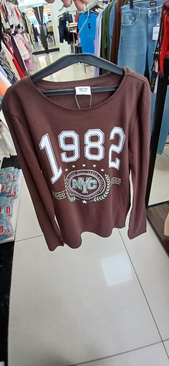 Page one young 1982 NYC Graphic Print Long Sleeve sweat-Shirt
